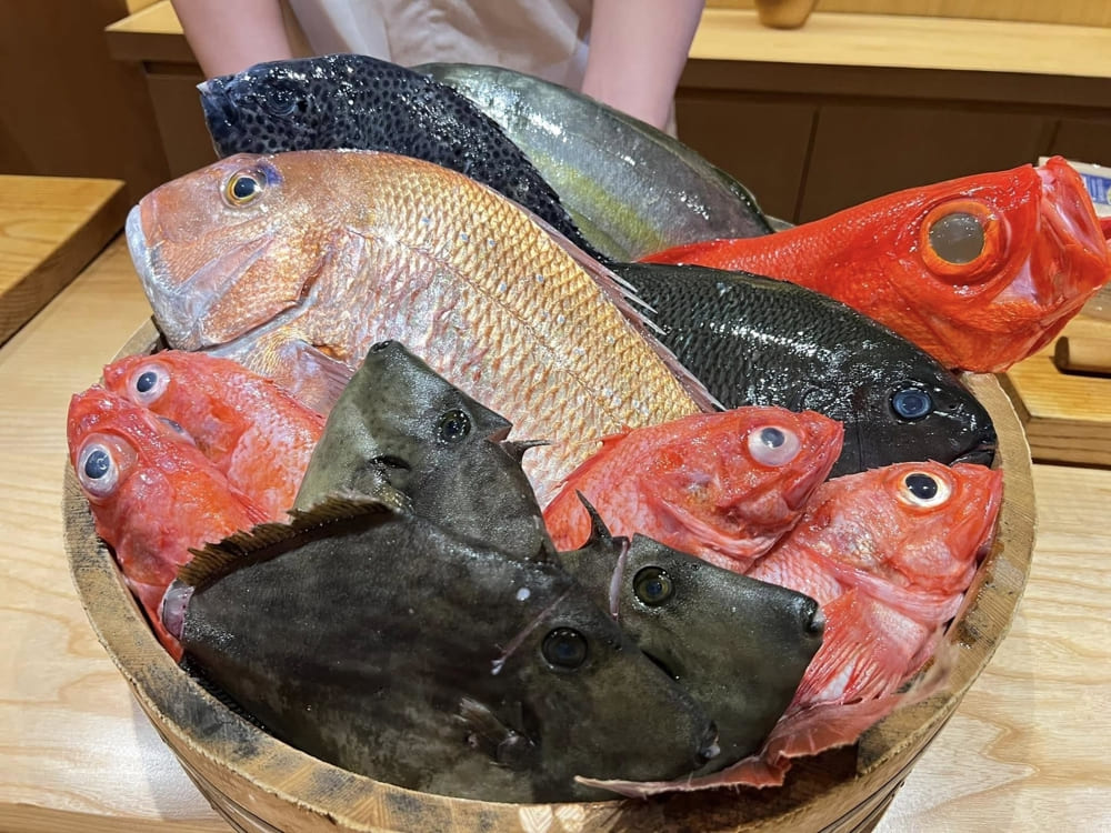 Từ những nguy&ecirc;n liệu tươi ngon nhập khẩu, đầu bếp chuy&ecirc;n nghiệp sẽ ph&acirc;n t&iacute;ch v&agrave; chế biến theo c&aacute;ch ph&ugrave; hợp (Nguồn: 鮨海の華 Sushi Uminohana Restaurant)